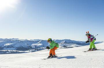 Am Katschberg Spaß auf der Piste beim Skifahren.