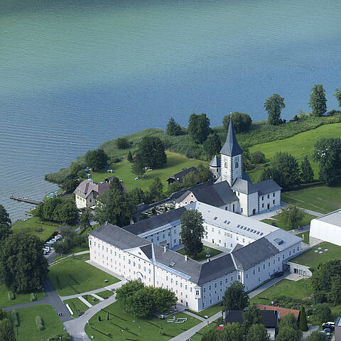 Ossiacher See mit Blick auf Stift Ossiach