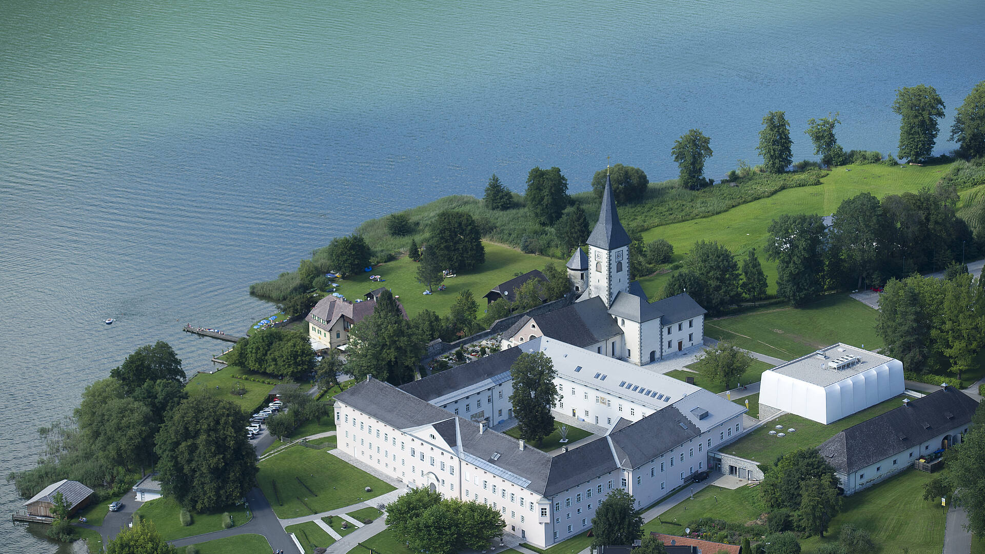 Ossiacher See mit Blick auf Stift Ossiach