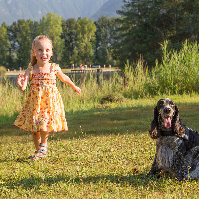 Mädchen mit Hund am Campingplatz