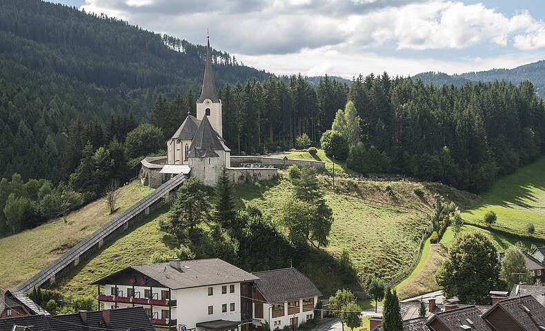 In einem Seitental des Gurktales liegt der Erholungsort Deutsch-Griffen. Markanter Punkt in der Gemeinde ist die auf einer Anhöhe gelegene Wehrkirche aus dem 12. Jahrhundert.