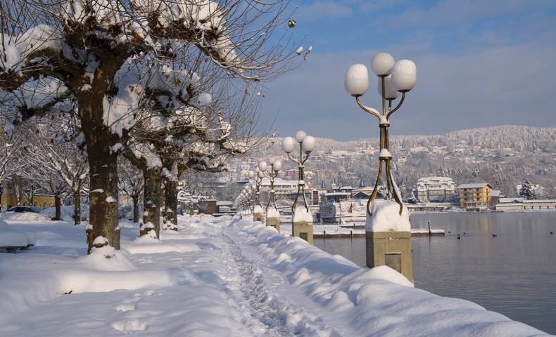 Velden tief verschneit im Winter