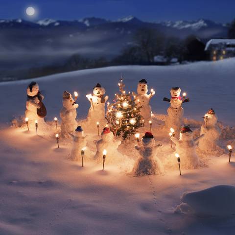 Schneemännerchor am Bauernhof im Winter