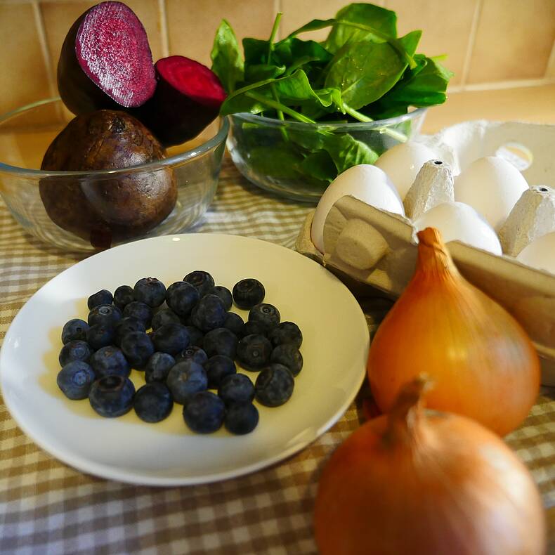 Eierfaerben mit Naturfarben