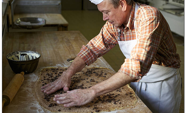 Beim Reindling backen