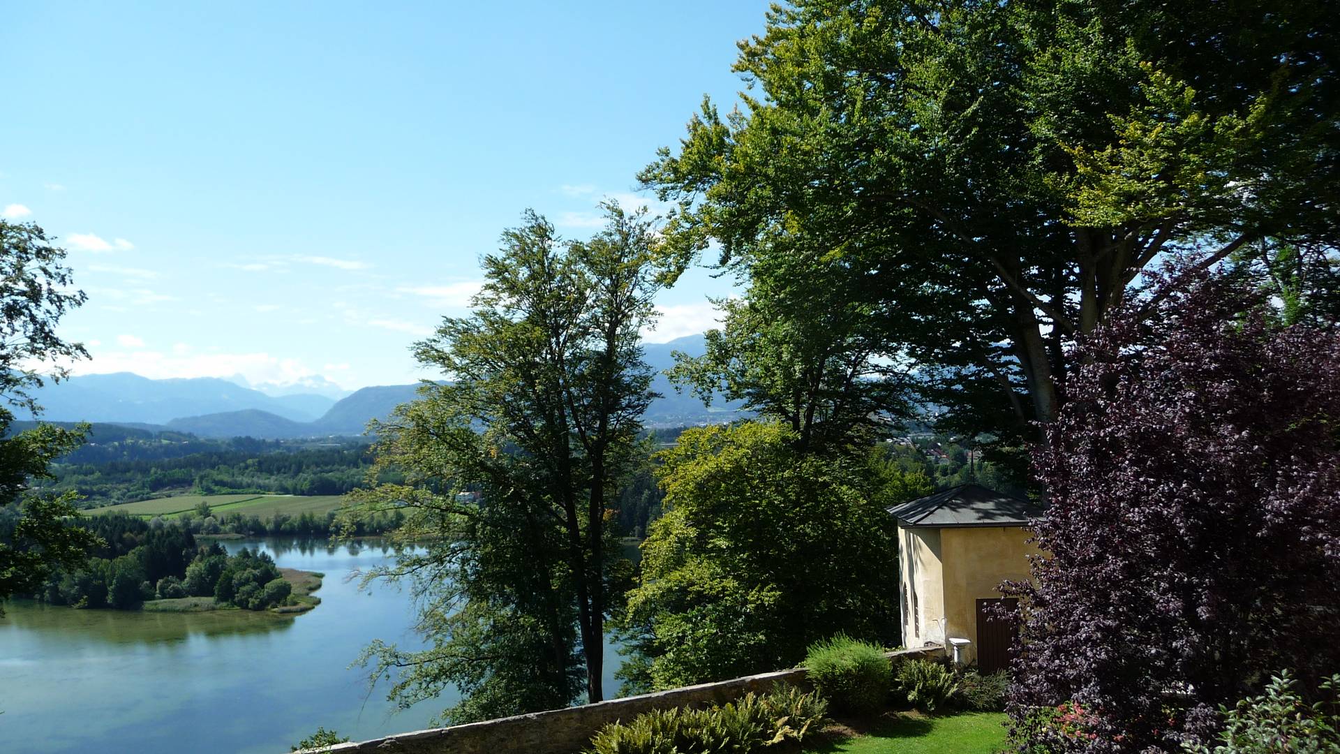 Burgen und Schlösser in Kärnten, Kloster Wernberg, Blick vom Garten zur Drauschleife