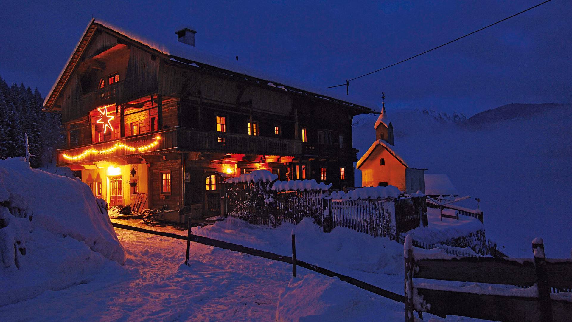 Verschneite Hütte