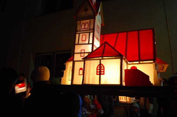 Das Kirchleintragen findet am Abend vor Maria Lichtmess (1. Februar) statt. Man bastelt Kirchlein verschiedener Größen und Bauweisen aus Papier und Holz. Im Inneren werden sie mit einer Kerze beleuchtet und an einem Stock befestigt.