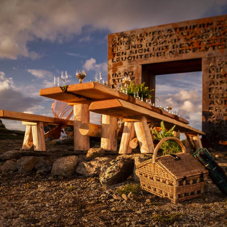 <p>Almtafel am Granattor in der Region Millstätter See</p>