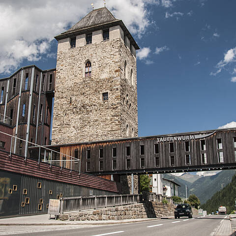 Winklern mit dem Mautturm in der Nationpark-Region Hohe Tauern