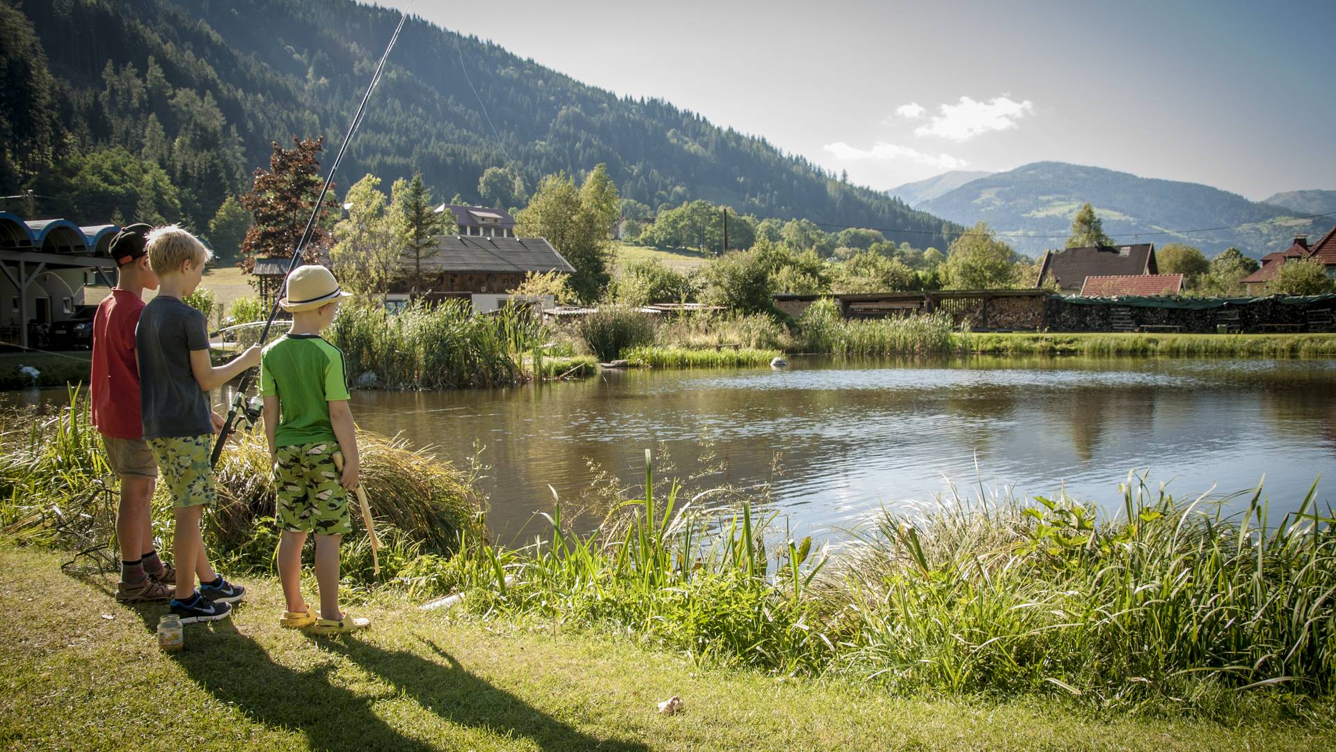 Kinder fischen in Feld am See