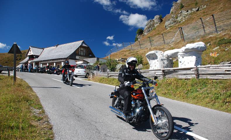 <p>Motorradland Kärnten, Nockalmstraße Glockenhütte, Schiestelscharte</p>