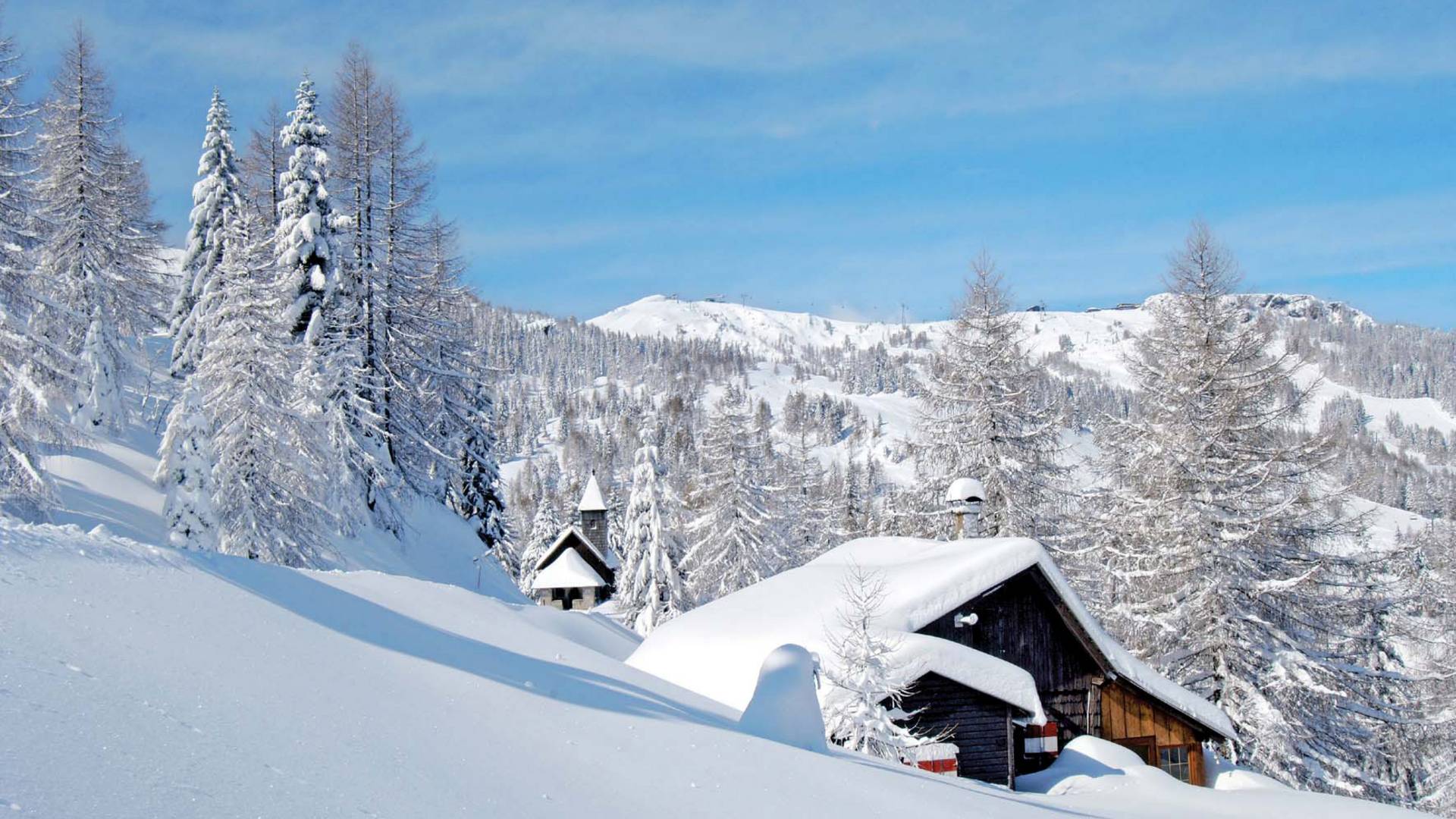 Verschneite Hütte
