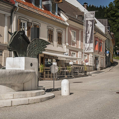 Freyungsbrunnen von Kiki Kogelnig in Bleiburg