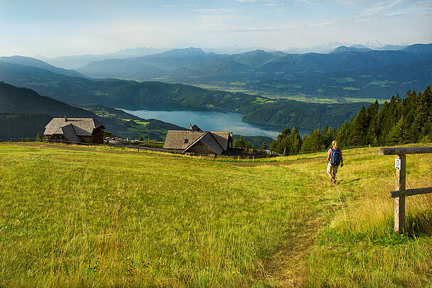 Wanderer auf dem Alpe Adria Trail mit Blick auf See