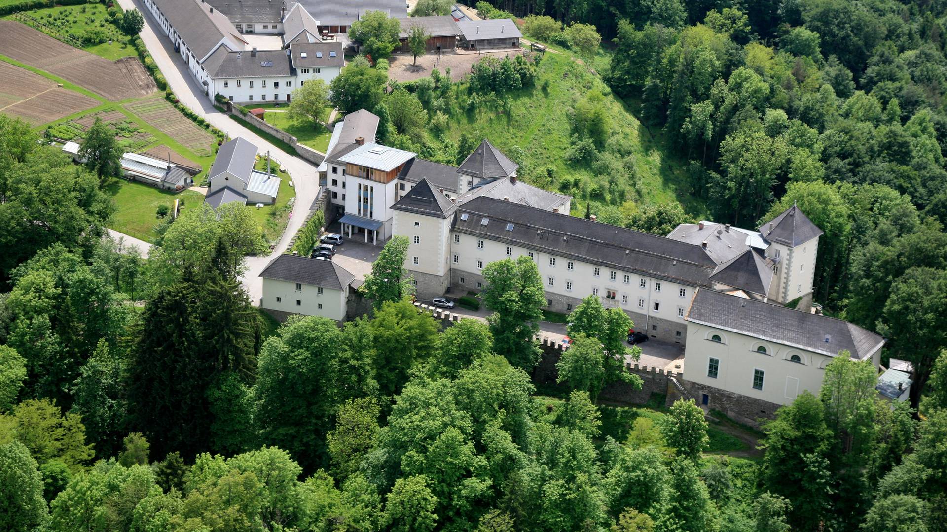 <p>Burgen und Schlösser in Kärnten, Kloster Wernberg</p>