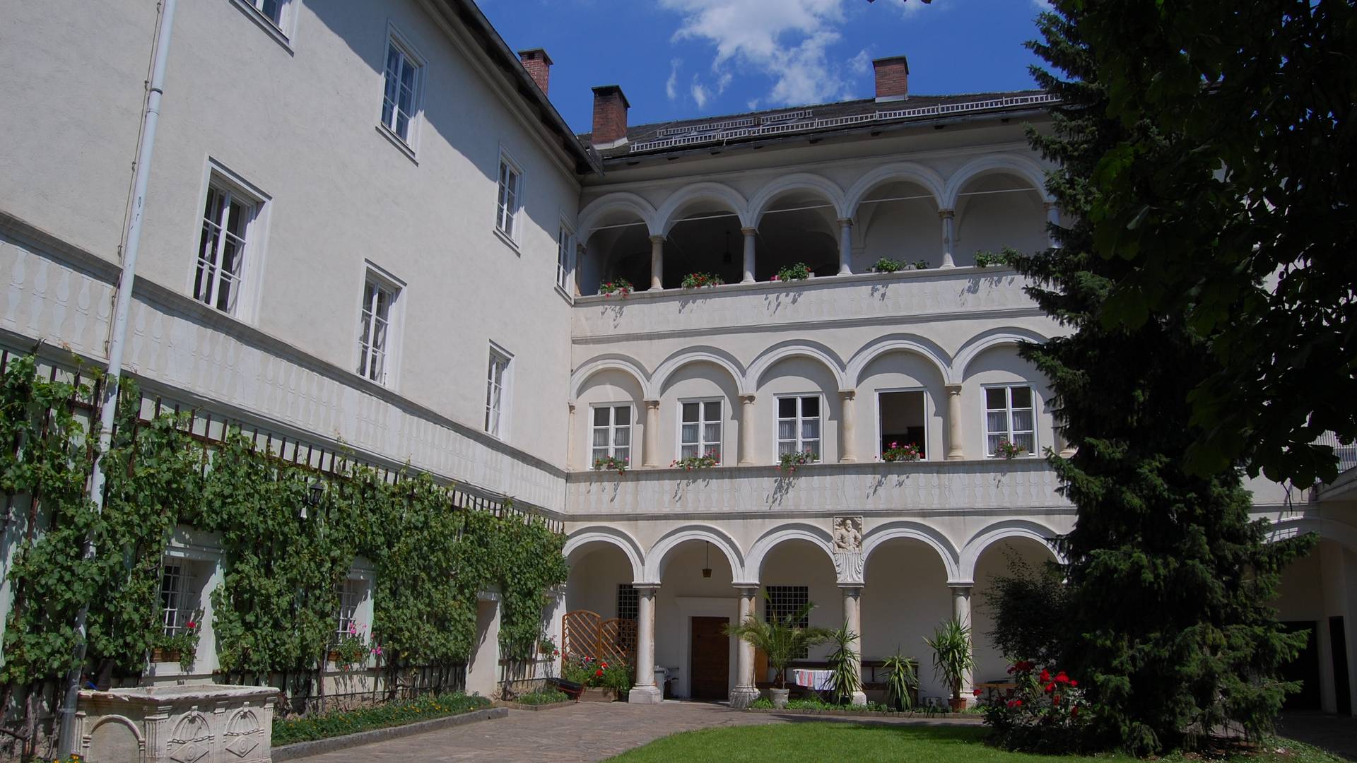 <p>Burgen und Schlösser in Kärnten, Kloster Wernberg Innenhof</p>