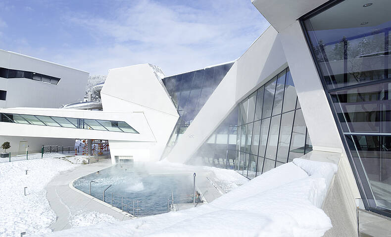 Thermenhotel Karawankenhof_Das Hotel der Kaernten Therme mit Außenbecken im Schnee