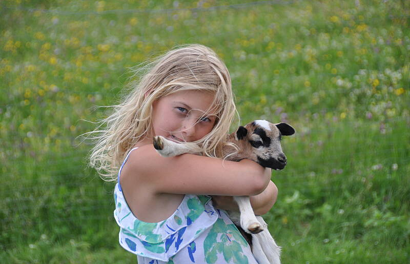 Petschnighof Kind mit Ziege