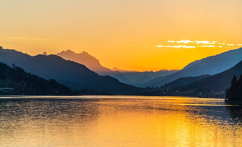 Blick auf den Weissensee bei Sonnenuntergang