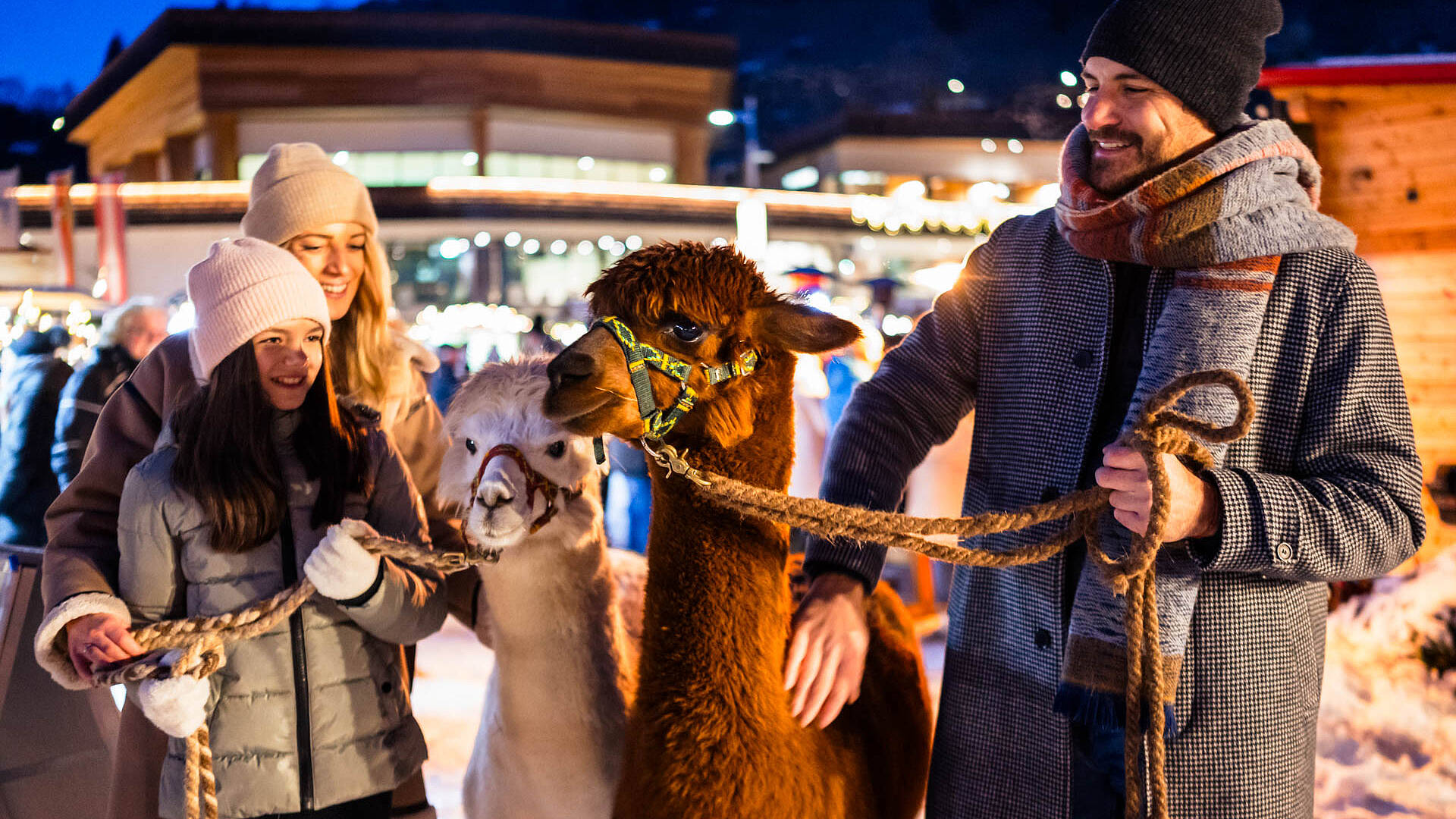 Familie beim Kirchheimer Advent in Bad Kleinkirchheim mit Lamas und Alpacas