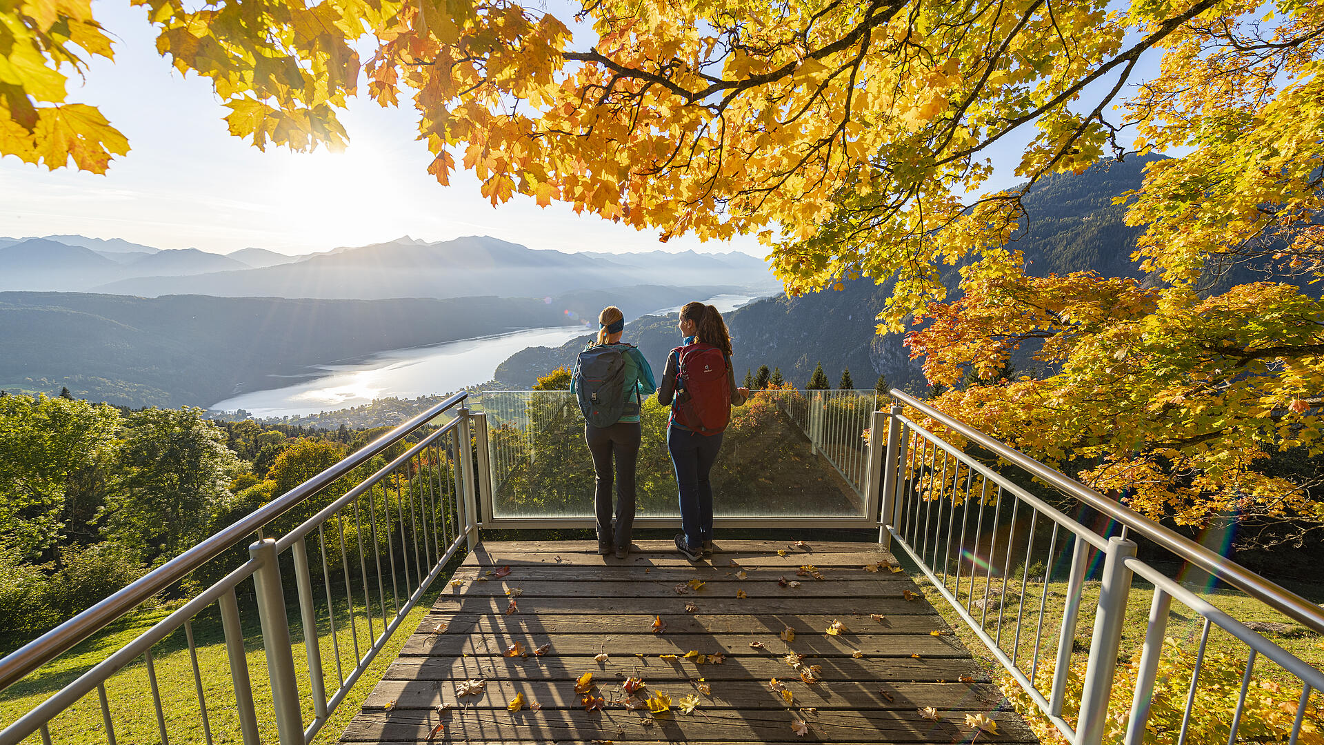 Zwei Frauen beim Wandern am Millstaetter See im Herbst