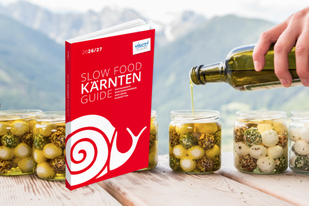 Präsentationsbild des Slow Food Guides 2026/27 im Hintergrund Vorratsgläser mit Ziegenbällchen in Öl