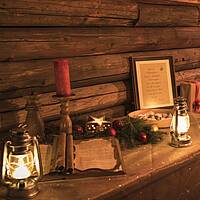 Katschberger Adventweg Huette mit Kerzen und Lichtern