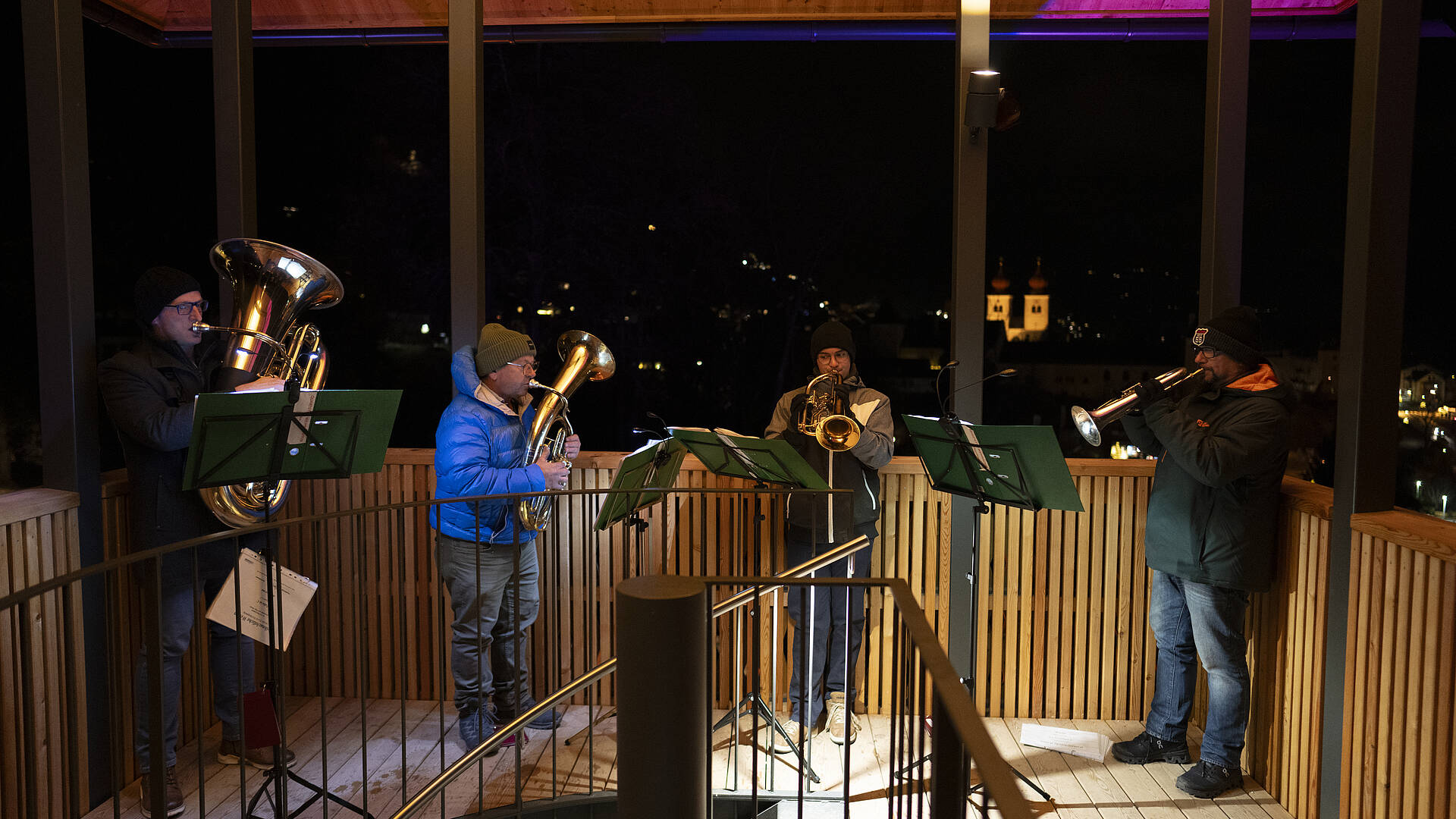 Millstaetter Lichtweg im Advent Projektionskunst OchoReSotto Millstaetter See Winter