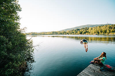 Badespass am Hafnersee mit Sprung in den See