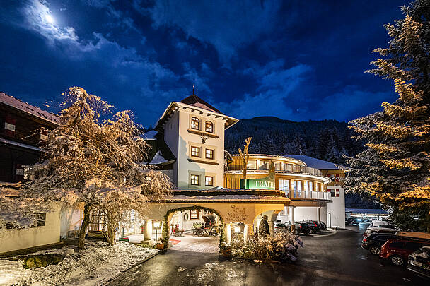 Hotel Trattlerhof in Bad Kleinkirchheim im Winter bei Nacht