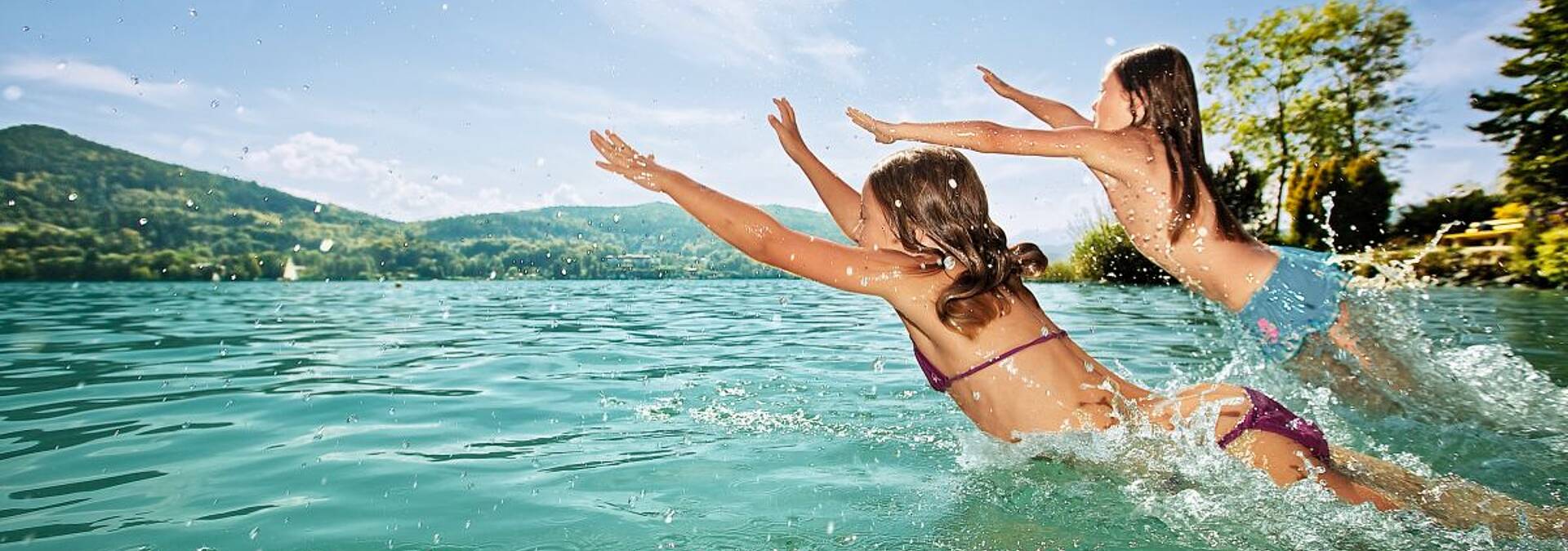 mit Kinder köpfeln ins Wasser.