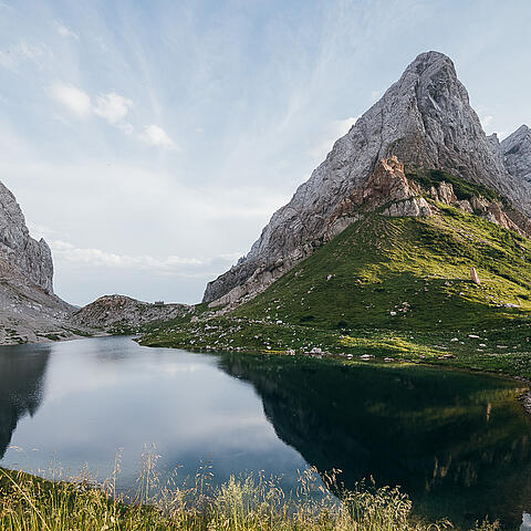 Blick auf den Wolayersee mit Wolayerseehütte im Hintergrund