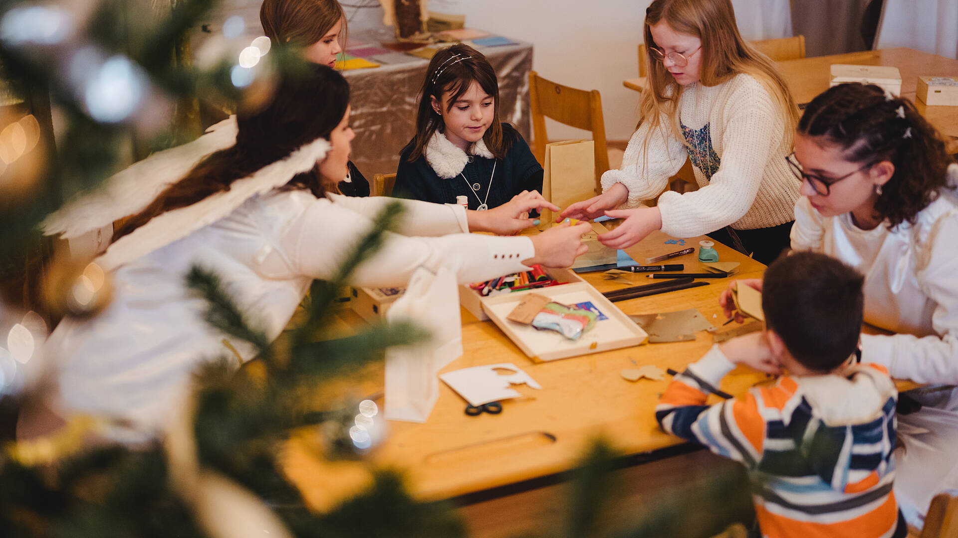 Advent in Velden in der Engelwerkstatt Kinder beim Basteln