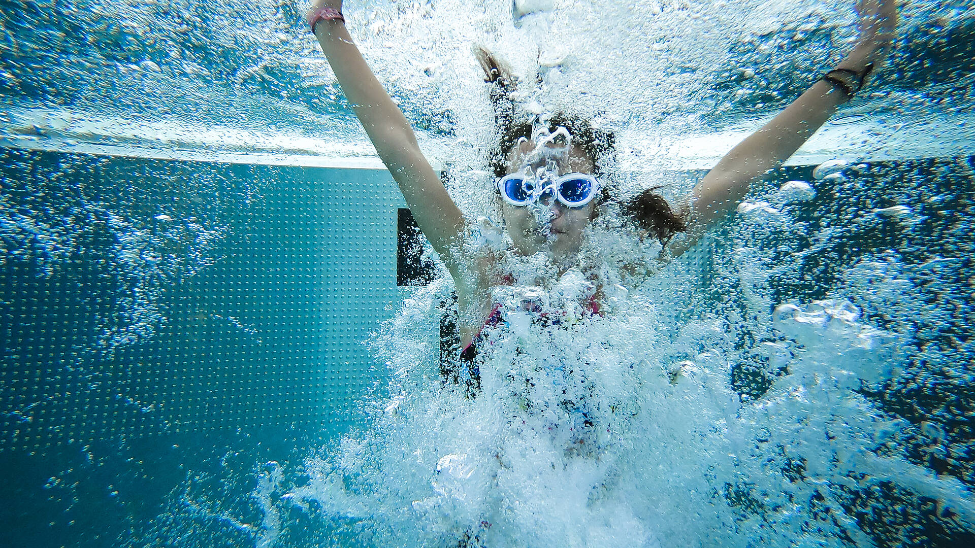 Ein Kind hat grossen Badespass im Warmbad Villach