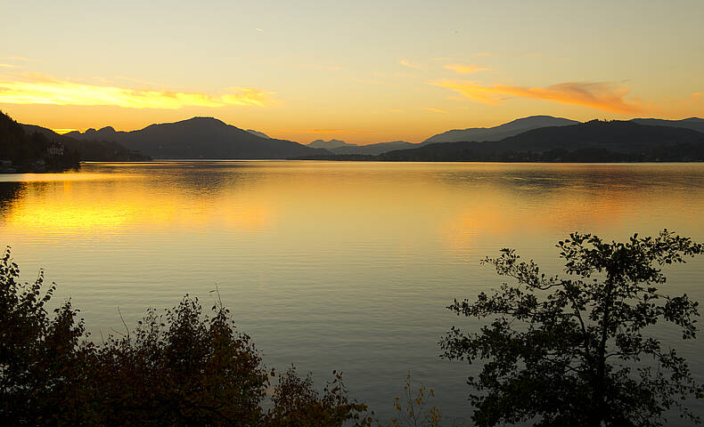 Sonnenuntergang im Herbst in der Klagenfurter Ostbucht