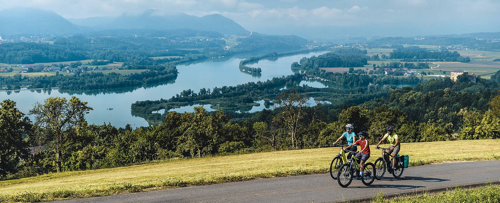 Radfahren an der Drau mit Karawankenblick 