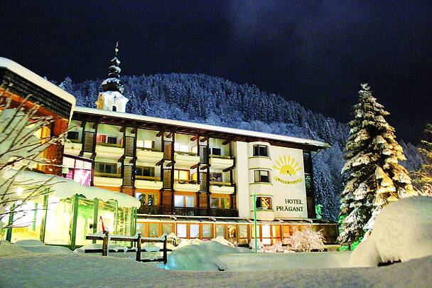 Hotel Prägant im Winter bei Nacht