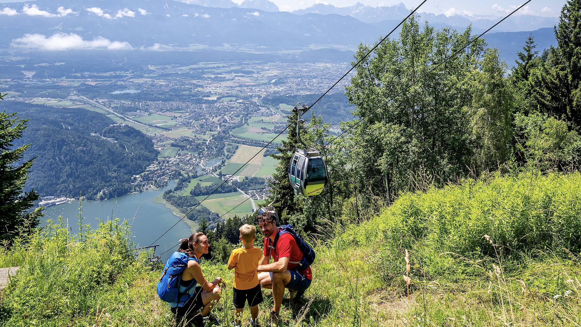 Familie beim Wandern auf der Gerlitzen Alpe