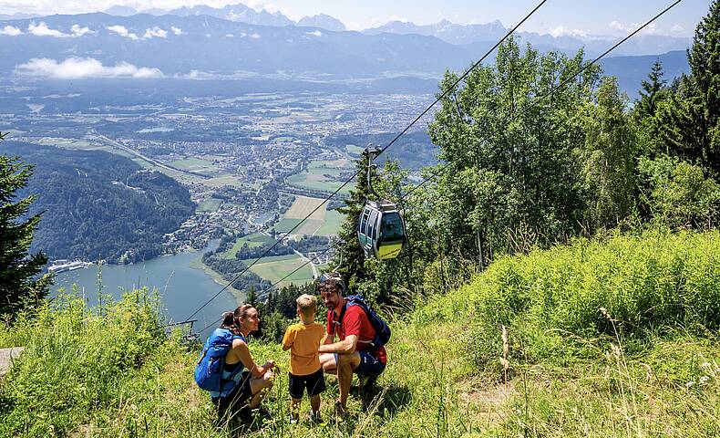 Familie beim Wandern auf der Gerlitzen Alpe