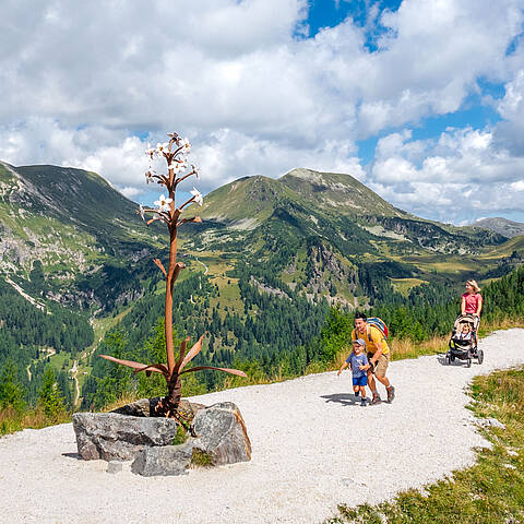 Familie mit Kinderwagen auf der Bergpromenade Brunnach Bad Kleinkirchheim
