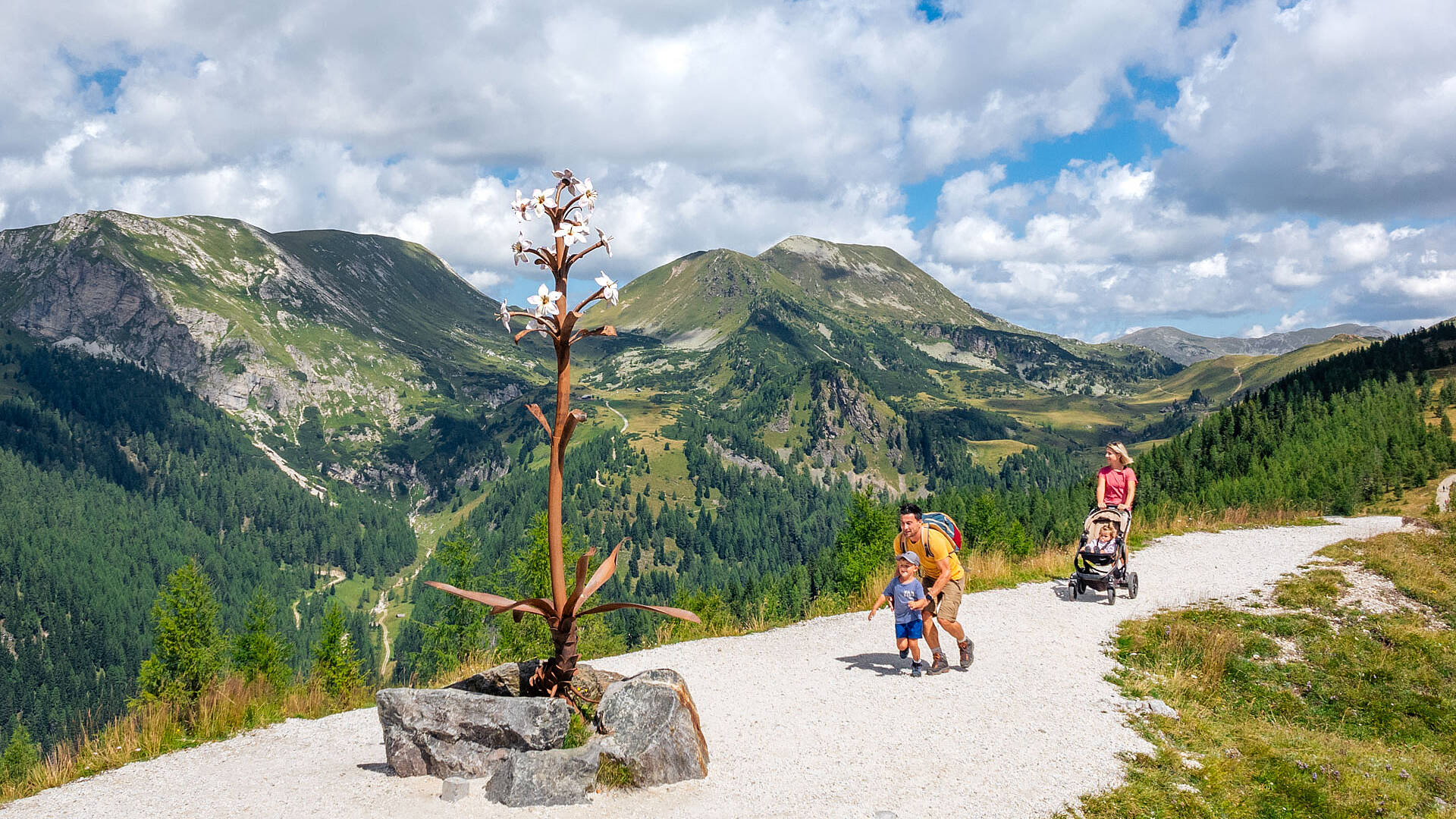 Familie mit Kinderwagen auf der Bergpromenade Brunnach Bad Kleinkirchheim