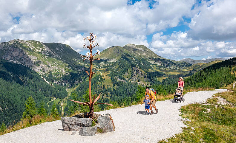 Familie mit Kinderwagen auf der Bergpromenade Brunnach Bad Kleinkirchheim