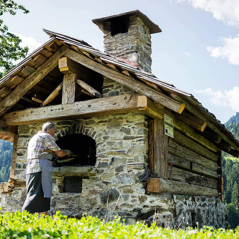 Seenschleife Etappe3 11 SamSTRAUSS KaerntenWerbung Brotbacken