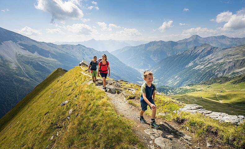 Familie beim Wandern Ankogel
