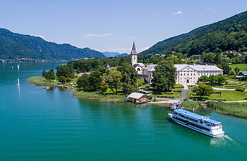 Ossiachersee Schiffahrt mit Blick zum Stift Ossiach