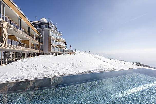 Alpinhotel Pacheiner_Hotel und Pool im Schnee