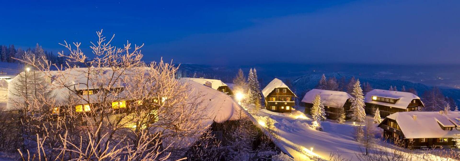 Skihütten in dämmriger Atmosphäre. 