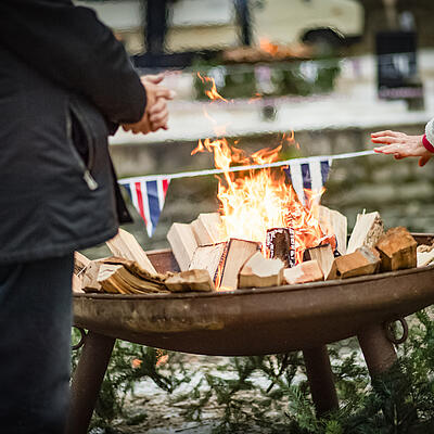 Feuerschale beim Hafenknistern am Lendhafen in Klagenfurt  