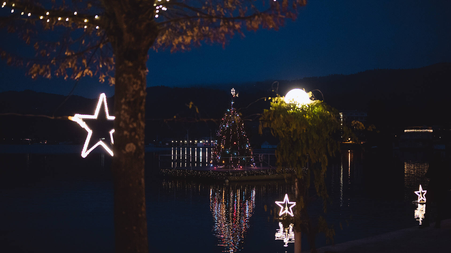 Stiller Advent in Poertschach mit Christbaum beleuchtet